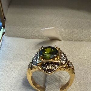 Vintage Elegant Gold and Green Gemstone Ring
